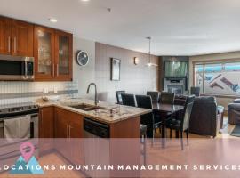 Raven's Nest - Luxury Pet Friendly Condo with Private Hot Tub & Mountain Views, hotell med pool i Big White