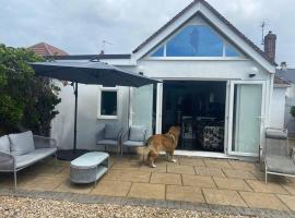 Pet friendly unique 4-Bed Bungalow in Porthcawl, holiday home in Porthcawl
