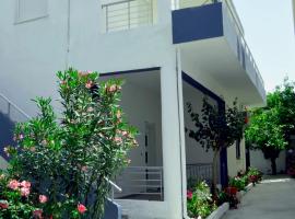 Chrismma Apartment with private yard parking, renta vacacional en Pírgos