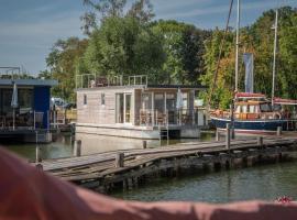 Hafenresort Karnin Hausboot Glaukos, khách sạn ở Karnin (Usedom)