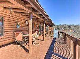 Lake Norman Cabin Private Dock and Hot Tub!, жилье для отдыха в городе Denver