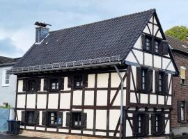Viesnīca altes romantisches Fachwerkhaus in Rheinnähe auch für Workation geeignet Ķelnē