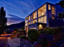 Spectacular Panoramic 5Bedroom Lakeview, hotel in Queenstown