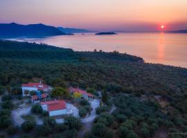 FOUR INDEPENDENCE HOUSES BY THE SEA, hotel em Glífa