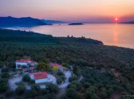 SIX INDEPENDENT HOUSES BY THE sea