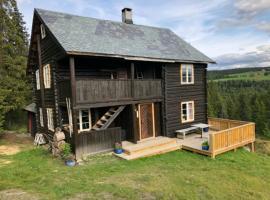 Nedre Skogtun cabin by Norgesbooking, chalet i Hovda