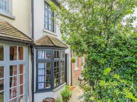 Pieman's Cottage - Pulborough, West Sussex Cottage - sunny courtyard, hotel in Pulborough