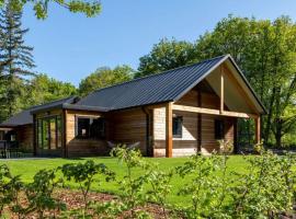 Cosy wooden house amid woods in Soesterberg, villa a Utrecht