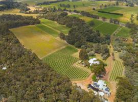 Island Brook Estate Vineyard and Chalets، بيت ريفي في Yelverton