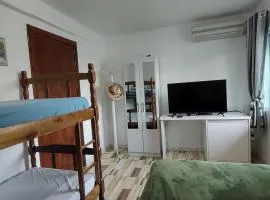 Pequeno apartamento em chacara próximo às praias com internet