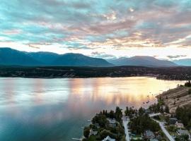 Oasis Getaway, Mins to Lake, King Bed, Dbl Garage, beach hotel in Invermere