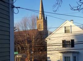 Charming Townhouse in Historic Town near Boston., hotel in Dedham