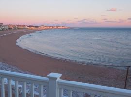 Casa al Mare Beachfront Retreat King Bed Near Yale, hotel s vířivkou v destinaci East Haven