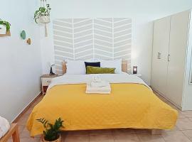 Relaxing Studio Apt, 1 min to Highway, Parking, self-catering accommodation in Athens