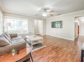 Renovated home minutes from Fresno State / Airport, hôtel à Fresno