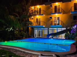 Crystal Shores Beach Resort powered by Cocotel, Hotel mit Pools in Bataan