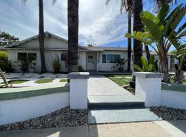 Modern 4 King Beds, Beautiful Large Backyard, Golf, WFH, Long Stays, WI-FI, FWY, 25 mins to Beach, cottage in Casa Conejo