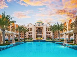 FAM Living - Palm Jumeirah Sarai Apartments - Private Beach, отель в Дубае, рядом находится Аквапарк Aquaventure