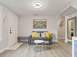 Cheerful 2BR Home 10 Minute to Downtown, хотел с паркинг в Далас