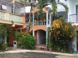 Room in Guest room - Best bed and breakfast in Samana Breakfast Included, hotel din Santa Bárbara de Samaná