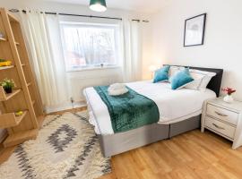 3 Bedroom house with free parking, Dalstone,Aylesbury, cabaña en Buckinghamshire