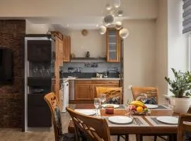 Lovely 2-bdrm condo ideal for couples and family with children, free parking on premises