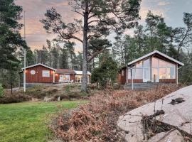 Stunning Home In Lidkping With House Sea View, hótel í Tallbacken