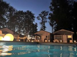 Lumi Resort Domki letniskowe z podgrzewanym basenem, hotel di Rewal