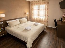 The White Building - [ROOMS], hotel a Costermano