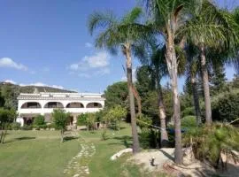 Grosszügiges freistehendes Haus mit 1'800m2 Garten und Meersicht 300m vom Strand