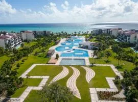 Stunning Ocean Front By Condo Boutique