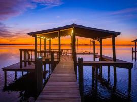 River Oaks Cottage NEW Riverfront Home-Bring Your Boat, Dock, Sunsets، فندق في Clay Landing