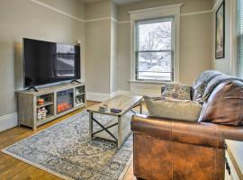 Charming Bloomington Apt with Walkable Location, hotel in Bloomington