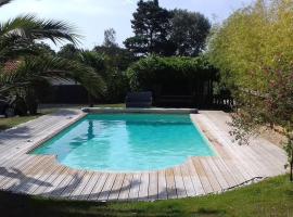 Jolie villa avec piscine à 6 kms des plages, khách sạn có chỗ đậu xe ở Landevieille