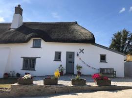 UpAlong Cottage - HiddenDevon: Winkleigh şehrinde bir otoparklı otel