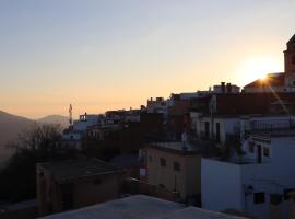 Casa corasol, a cozy, comfy, 2BR house- panoramic view and rooftop, vakantiewoning in Cáñar