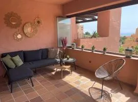2311-modern apt with sea and pool views