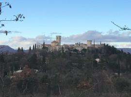 Maison avec piscine au calme, pet-friendly hotel in Puygiron