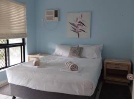 City centre, tropical home, minutes walk to shops., cheap hotel in Cairns