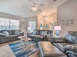 Pensacola Home with Hot Tub 4 Miles to Beach!, vakantiewoning in Pensacola