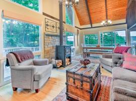 Conway Area Chalet with Mountain Views and Fire Pit!，Madison的飯店