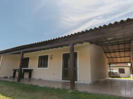 Casa com churrasqueira prox a Praia de Cidreira RS, atostogų namelis mieste Sidreira