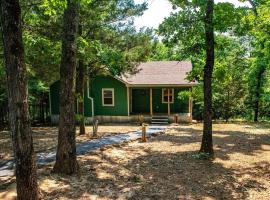 The Leanin' Tree - Nestled Amongst The Piney Woods Of East Texas cabin、Lindaleのペット同伴可ホテル