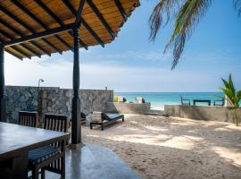 Blue Parrot Beach Villa, מלון באמבלנגודה