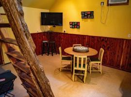 Cedar Loft - This Rustic Retreat Is Just A Short Drive From Fishing And Shopping cabin, hotel pro pobyt s domácími mazlíčky v destinaci Lindale