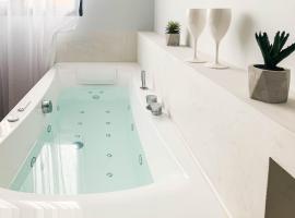 Jacuzzi Bay avec LITERIE GRAND LUXE proche du lac Annecy Avenue du Parmelan, hotel v Annecy
