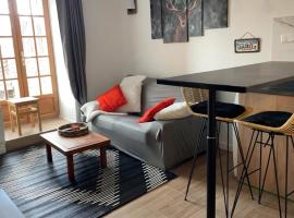 Appartement avec chambre ouverte, hotel with parking in Bourg-Madame