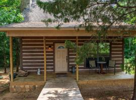 Aspen - Rustic Chic Cabin In The Piney Woods Of East Texas cabin, hotel v destinaci Lindale