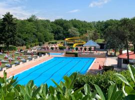 Piscina San Lorenzo, hotell i Santhià