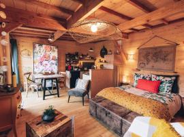 La cabane du bon chemin ,spa, khách sạn có bồn tắm nóng ở Laval